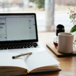 Photo Freelancer working on laptop