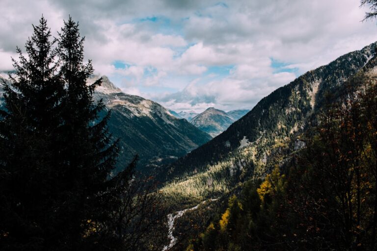 Photo Climbing mountains